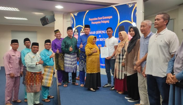 Jelang Berakhir Masa Jabatan, Wako Rahma Serahkan SK Penempatan 796 Pedagang di Pasar Baru Tanjungpinang