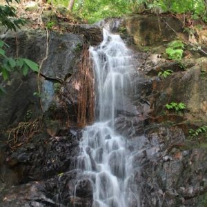 Singgahi Air Terjun Gunung Bintan, Airnya Dingin Menyegarkan Pengunjung 