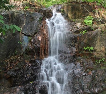 Singgahi Air Terjun Gunung Bintan, Airnya Dingin Menyegarkan Pengunjung 
