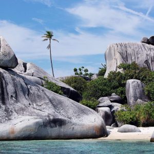 Destinasi Wisata Batu Lepe,Terlihat Indah Dengan Pemandangan Pantainya