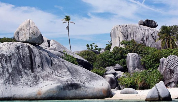 Destinasi Wisata Batu Lepe,Terlihat Indah Dengan Pemandangan Pantainya