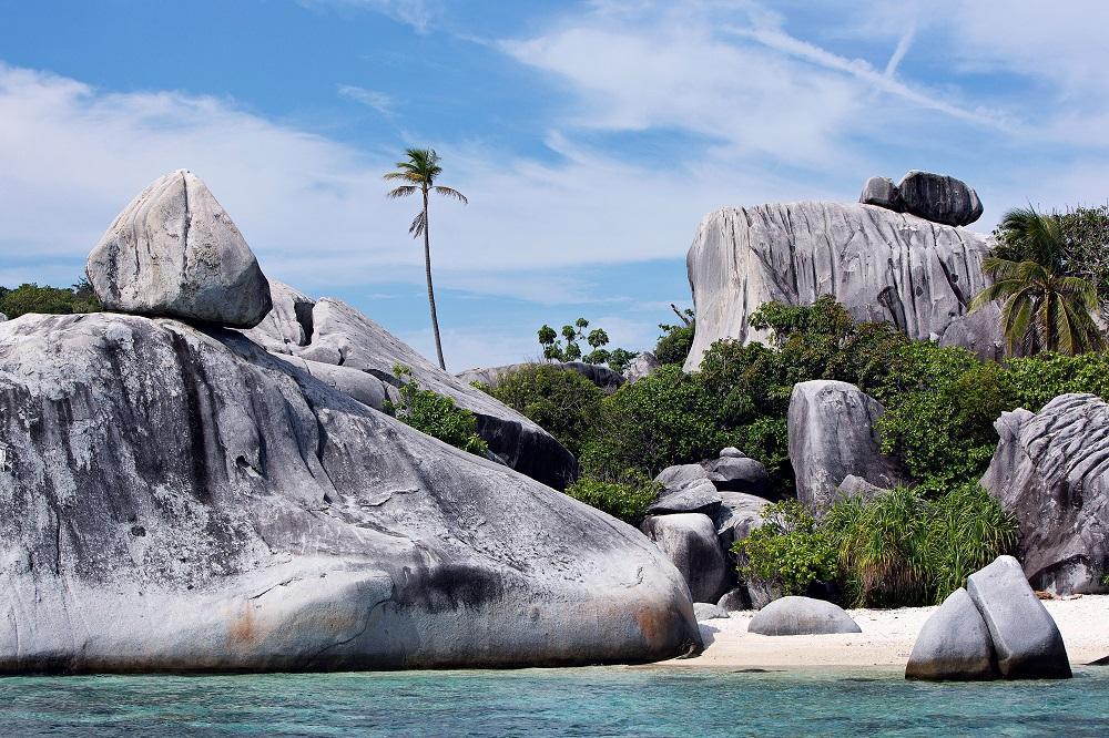 Destinasi Wisata Batu Lepe,Terlihat Indah Dengan Pemandangan Pantainya