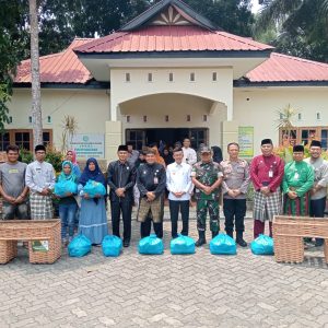Pj Wako Hasan Serahkan Bantuan Untuk Warga Kategori Kemiskinan Ekstrem 