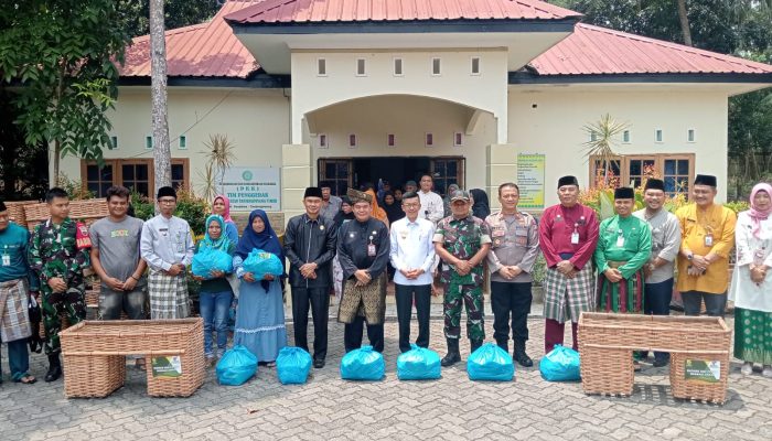 Pj Wako Hasan Serahkan Bantuan Untuk Warga Kategori Kemiskinan Ekstrem 