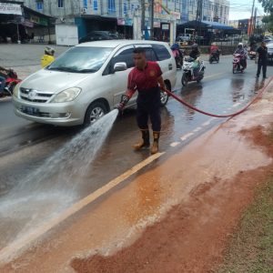 Goro Atasi Genangan Air di Jalanan Km 10 Tanjungpinang, Hasan : Rencana Akan Disemenisasi 