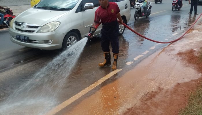 Goro Atasi Genangan Air di Jalanan Km 10 Tanjungpinang, Hasan : Rencana Akan Disemenisasi 