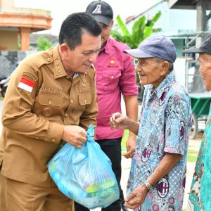 Gubernur Ansar Serahkan 1.450 Paket Sembako Bagi Warga Kavling Lama Kota Batam