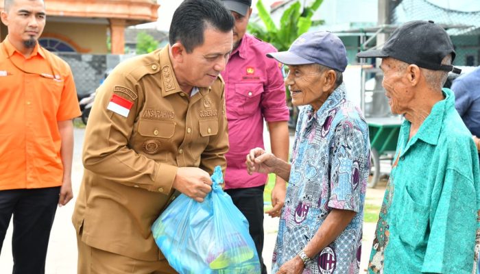 Gubernur Ansar Serahkan 1.450 Paket Sembako Bagi Warga Kavling Lama Kota Batam