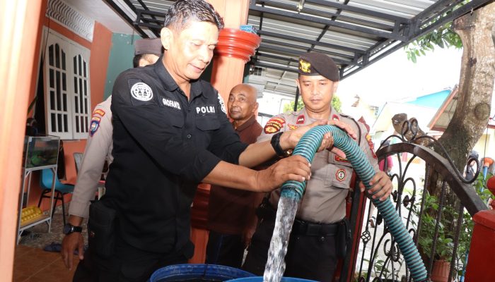 Sambut HUT Humas Polri ke-72, Polresta Tanjungpinang Bagikan Air Bersih Gratis