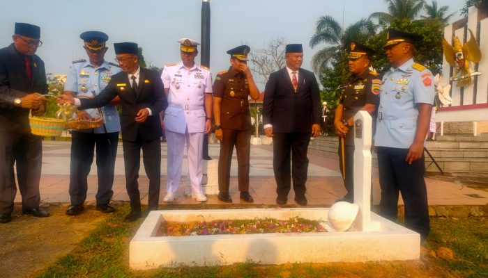 HUT TNI Ke-78, Pj Wako Hadiri Ziarah Di Taman Makam Pahlawan