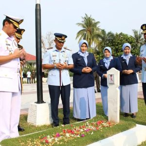 HUT TNI Ke-78, Lanud RHF  Ikuti Upacara Ziarah dan Tabur Bunga 