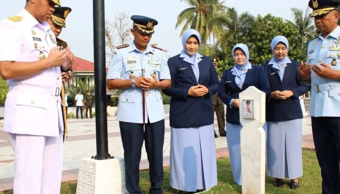 HUT TNI Ke-78, Lanud RHF  Ikuti Upacara Ziarah dan Tabur Bunga 