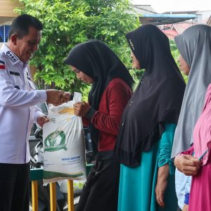 Gubernur Ansar Serahkan Bantuan Pangan Tahap II Di Tanjungpinang