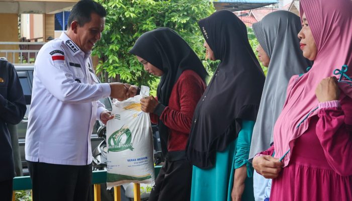 Gubernur Ansar Serahkan Bantuan Pangan Tahap II Di Tanjungpinang
