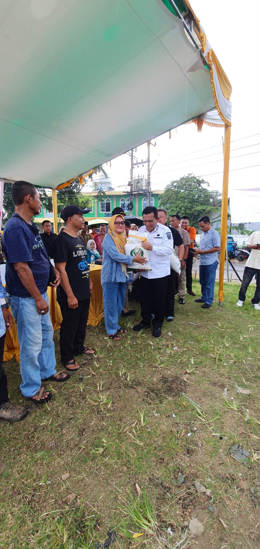 Gubernur Ansar Serahkan Bantuan Pangan Cadangan Beras di Sagulung dan Lubuk Baja Batam