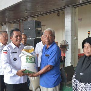 Gubernur Ansar Serahkan Bantuan Beras Untuk 2.621 KK Tiga Kecamatan di Batam 