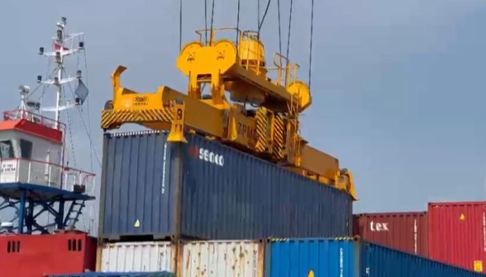 Pengoperasian STS Crane, Bongkar Muat di Pelabuhan Batu Ampar Makin Efektif