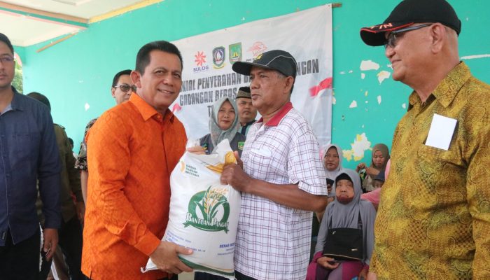 Gubernur Ansar Serahkan Bantuan Beras Tahap II di Nongsa, Kota Batam