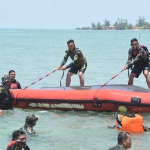 Personel Lanud RHF Dan Basarnas Selamatkan Korban Pesawat Mendarat Darurat di Air 