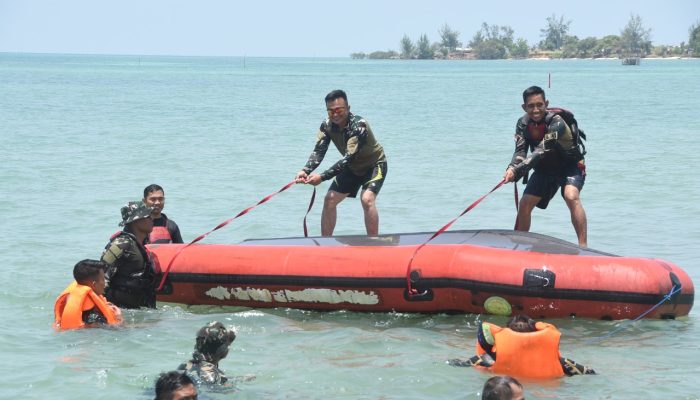 Personel Lanud RHF Dan Basarnas Selamatkan Korban Pesawat Mendarat Darurat di Air 