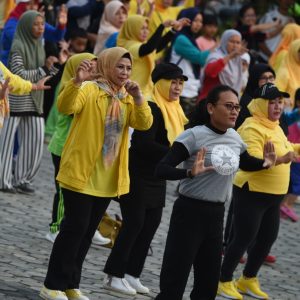 Dewi Ansar Bersama Warga Tanjungpinang Senam Sehat dan Gotong Royong