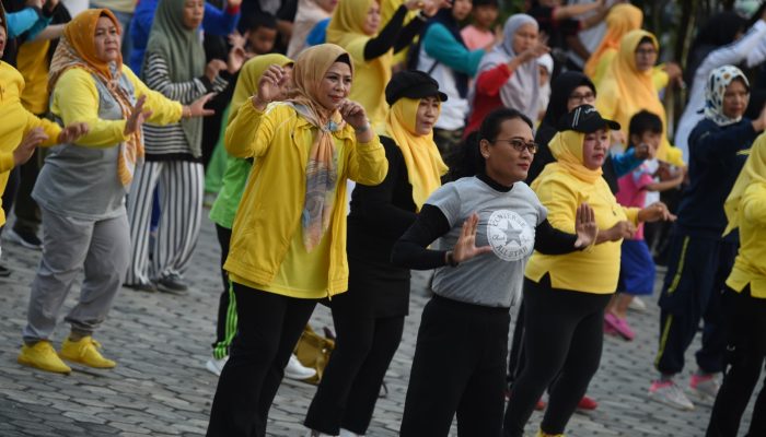 Dewi Ansar Bersama Warga Tanjungpinang Senam Sehat dan Gotong Royong