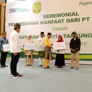 Pj Wako Hasan dan Pegadaian Serahkan Bantuan CSR Untuk Warga Secara Simbolis