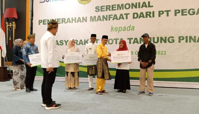 Pj Wako Hasan dan Pegadaian Serahkan Bantuan CSR Untuk Warga Secara Simbolis