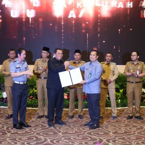 Gubernur Ansar Terima Penghargaan sebagai Kolaborator dan Pembina Desa/Kelurahan Sadar Hukum