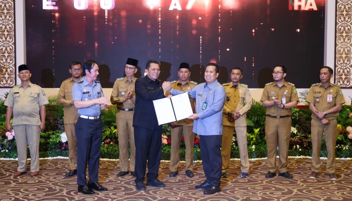 Gubernur Ansar Terima Penghargaan sebagai Kolaborator dan Pembina Desa/Kelurahan Sadar Hukum