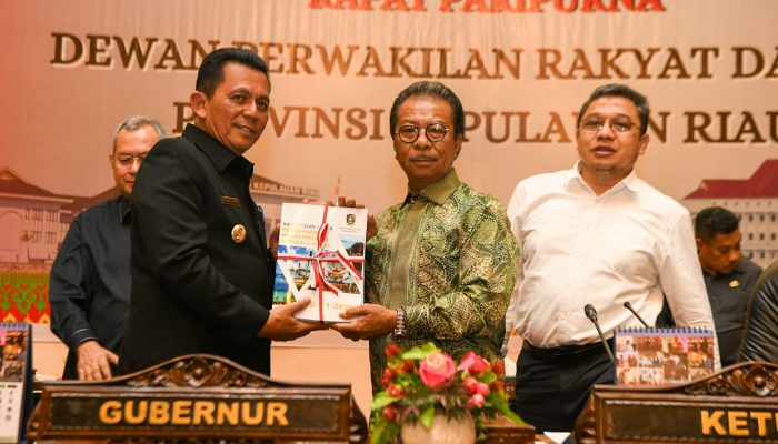 Gubernur Ansar Sampaikan Nota Keuangan dan Ranperda APBD Tahun 2024 Kepada DPRD Kepri 