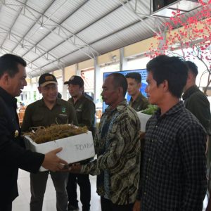 Gubernur Ansar Berikan Berbagai Bantuan Kepada Nelayan Kota Batam