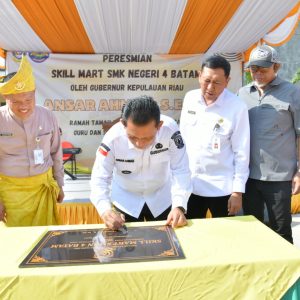 Berkunjung ke SMKN 4 Batam, Gubernur Ansar Motivasi Siswa dan Resmikan Skill Mart