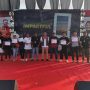 Pemenang kompetisi Kepri Fotomaraton saatmenerima piagam penghargaan dari panitia