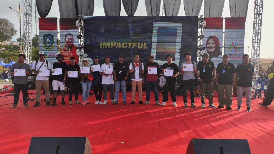Pemenang kompetisi Kepri Fotomaraton saatmenerima piagam penghargaan dari panitia