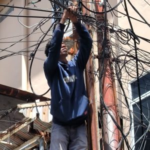 Dinas PUPR Mulai Menata Kabel Listrik dan Internet Yang Semrawut