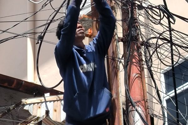 Dinas PUPR Mulai Menata Kabel Listrik dan Internet Yang Semrawut