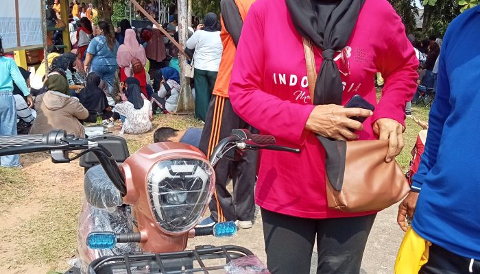 Gemetar Dan Senang, Dewi Dapat Doorprice Jalan Santai Hanura Sepeda Motor 