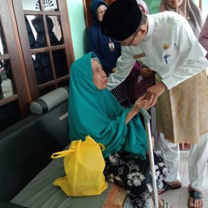 11 Lansia di Kecamatan Tanjungpinang Barat Terima Bantuan Permakanan