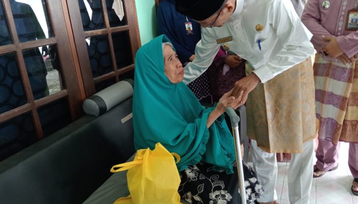 11 Lansia di Kecamatan Tanjungpinang Barat Terima Bantuan Permakanan