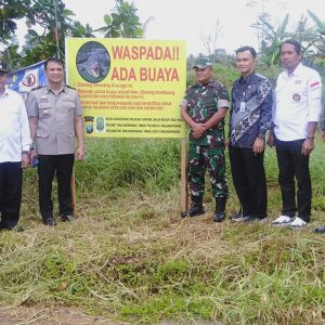 Polsek Tanjungpinang Timur Pasang Spanduk “WASPADA ADA BUAYA” di Sekitar Sungai Tauca