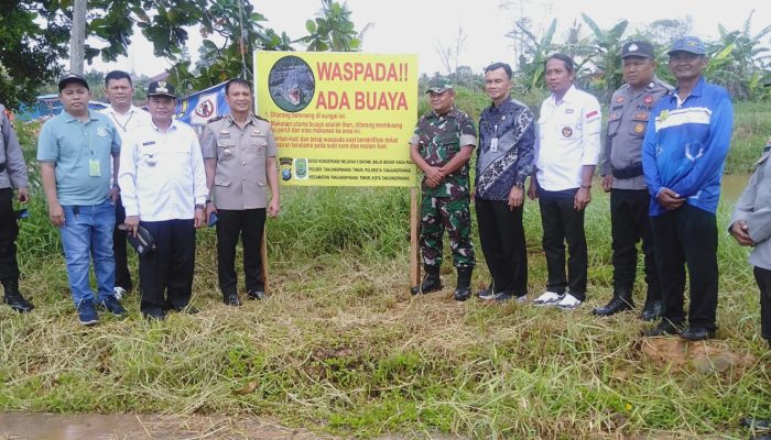 Polsek Tanjungpinang Timur Pasang Spanduk “WASPADA ADA BUAYA” di Sekitar Sungai Tauca