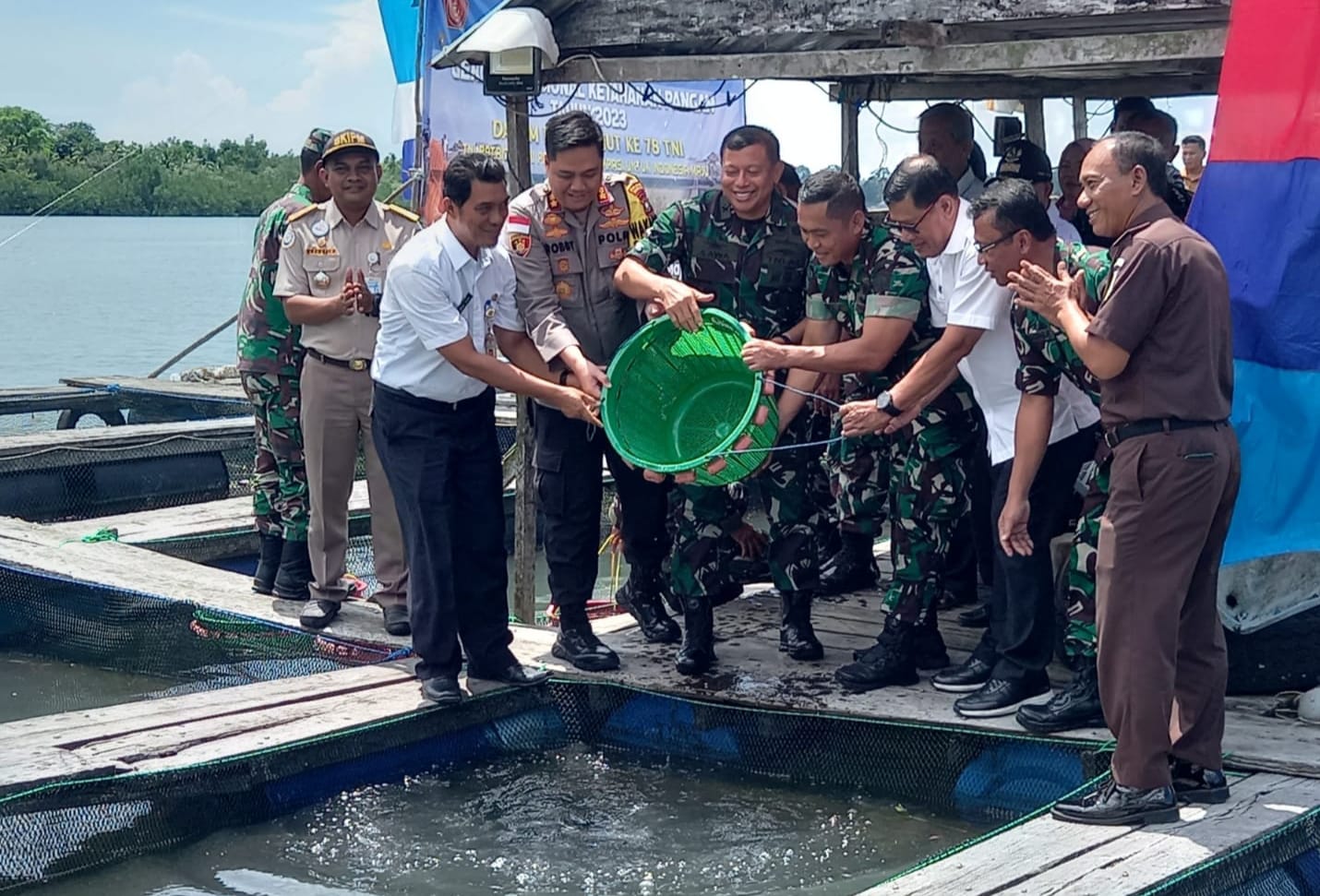 Ketahanan Pangan, Koarmada I Tabur 3.500 Bibit Ikan Kerapu Dan Kakap di Keramba Ikan Tanjungpinang