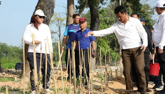 BP Batam Tanam 1.800 Pohon Jati Mas Sepanjang 30 Km