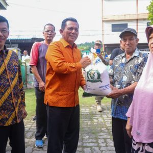 Gubernur Ansar Serahkan Bantuan CBP Tahap II Termin 3 di Tanjungpinang