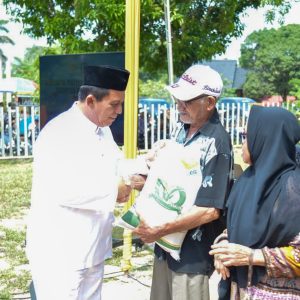 Gubernur Ansar Serahkan Bantuan Pangan CBP Tahap II untuk Warga Sekupang