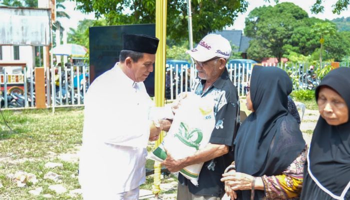 Gubernur Ansar Serahkan Bantuan Pangan CBP Tahap II untuk Warga Sekupang
