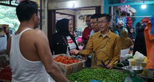 Tanggap Terhadap Isu Harga Cabai, Pj. Wako Hasan Turun ke Pasar Bintan Center