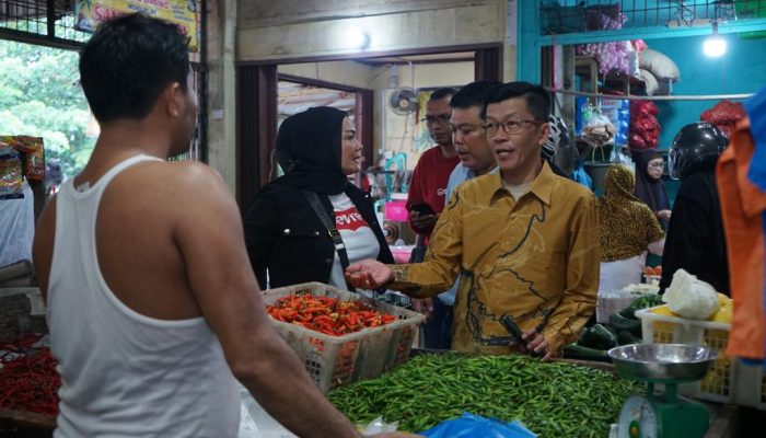 Tanggap Terhadap Isu Harga Cabai, Pj. Wako Hasan Turun ke Pasar Bintan Center