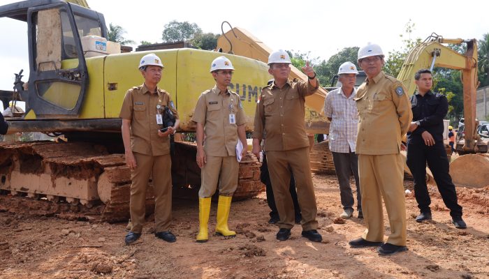 Gubernur Ansar Tinjau Proyek Jalan Lintas Timur dan Kolam Pengendalian Banjir di Bintan